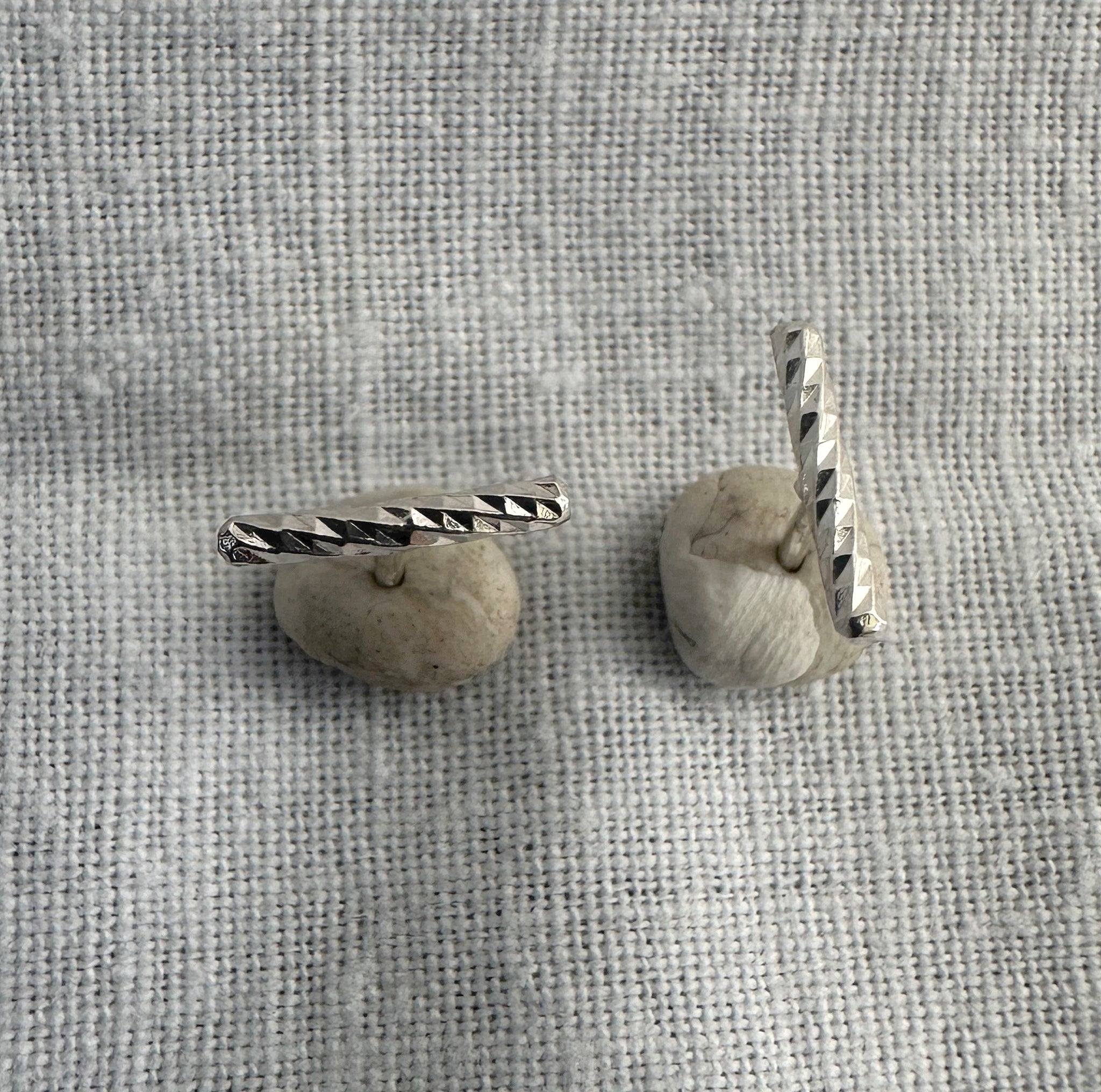 "Détail finition diamantée puces argent 925 Eyong"